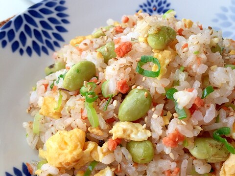 鮭と卵と豆の和風チャーハン♪だしパックで簡単味付け